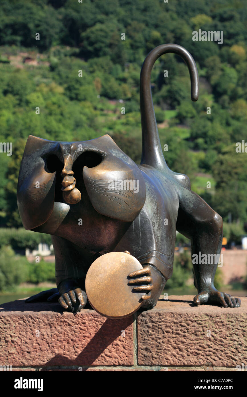Bronzeskulptur Brueckenaffe von Gernot Rumpf, Alte Bruecke in Heidelberg, Neckar, Baden-Württemberg Stockfoto