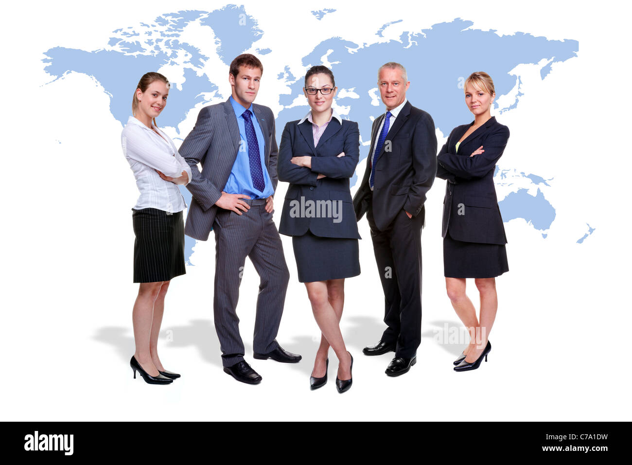 Foto von fünf corporate Menschen auf weiß mit einer Karte der Welt hinter Ihnen, gut für weltweit und global Business-Themen. Stockfoto