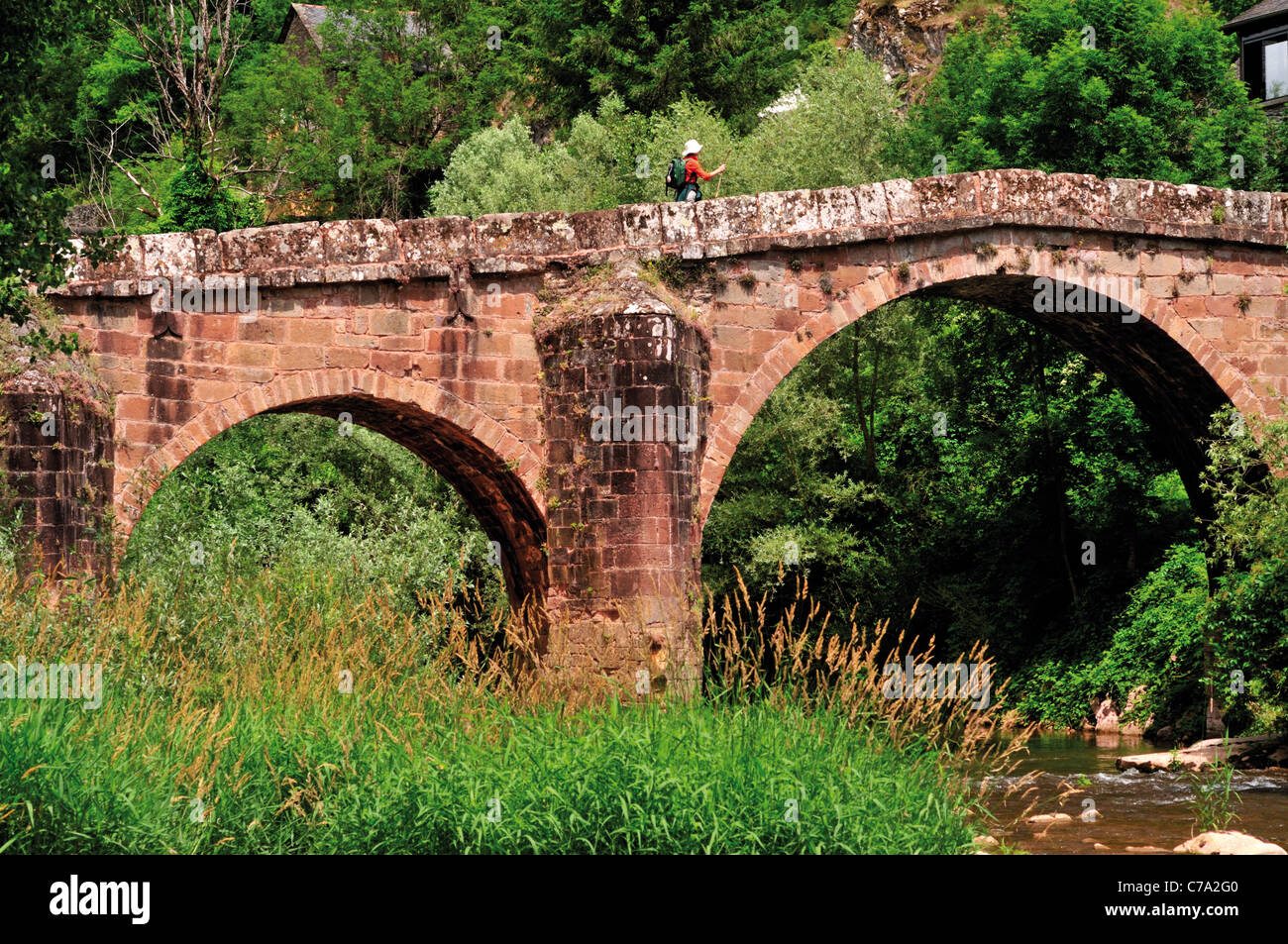 Frankreich, Jakobsweg: Pilger, die römische Brücke über den Dourdou kurz vor Conques Stockfoto