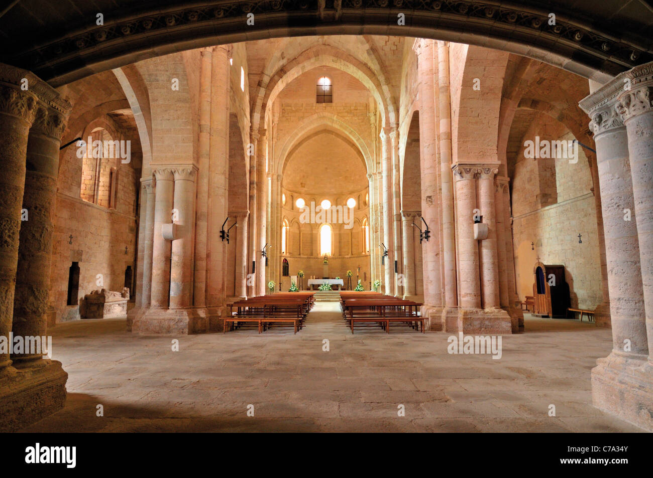 Spanien, Jakobsweg: Innenraum der Stiftskirche Santa Maria la Real in Irache Stockfoto
