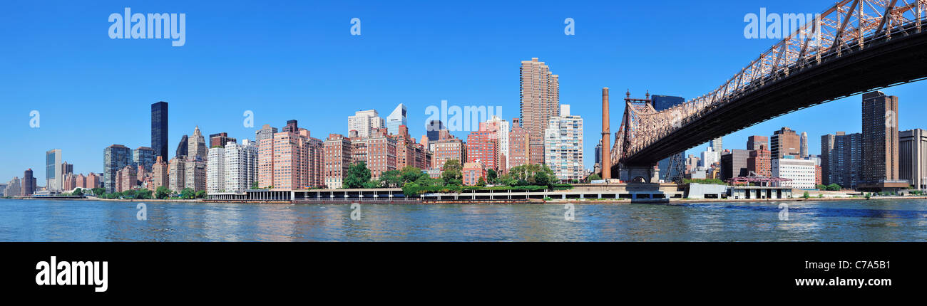 Queensborough Bridge in Midtown Manhattan mit New York City Skyline Panorama über East River Stockfoto