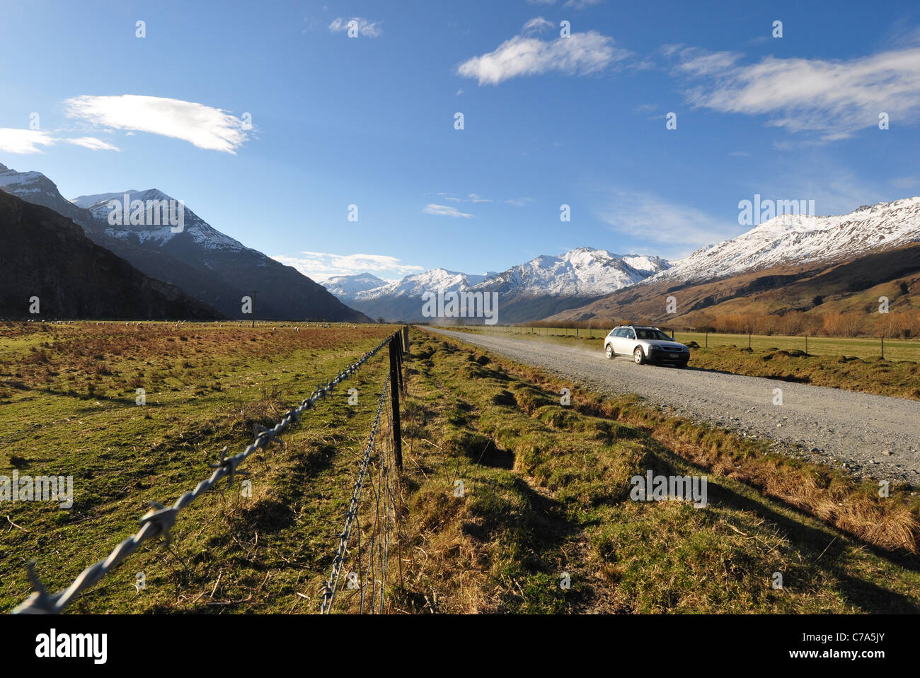 Fahrzeug reisen entlang Mount Aspiring Road Central Otago Südinsel New Zealand NZ Stockfoto