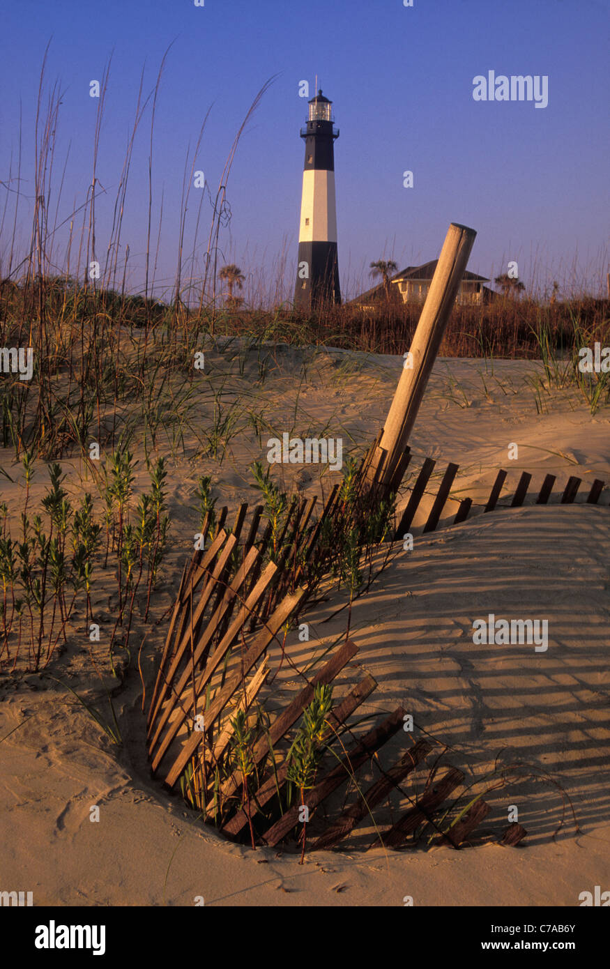 Tybee Island Lighthouse und Erosion Zaun in Georgien Stockfoto