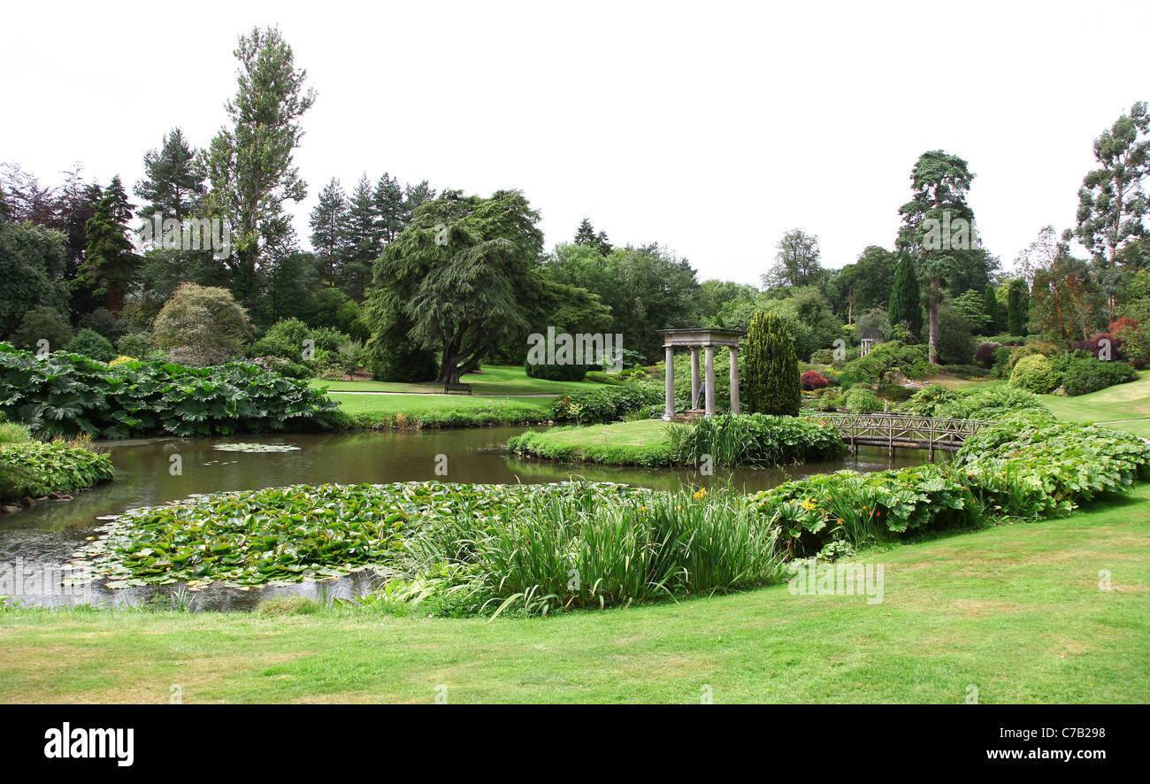 Einem Tempel und einem See in den Gärten bei Cholmondeley Castle, Cheshire, England, UK. Stockfoto