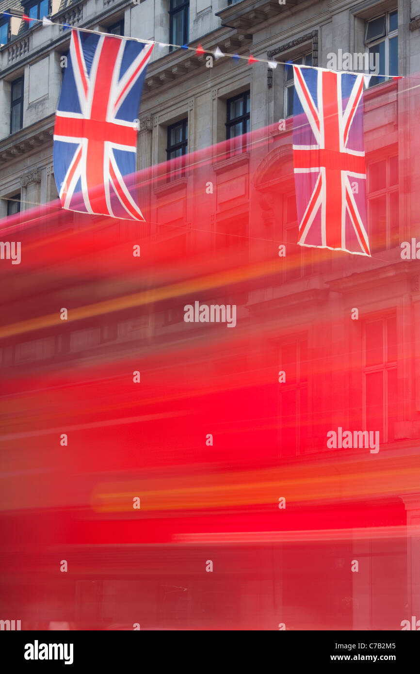 Roter Bus und Union Jack Flagge Regent Street in London Stockfoto