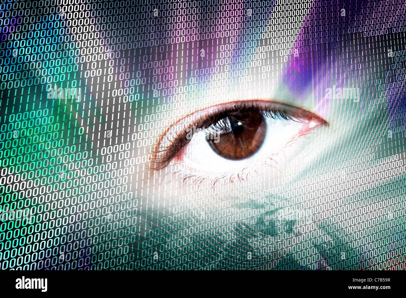 Abstrakte digitale Montage eines Auges und binäre Codes. Stockfoto