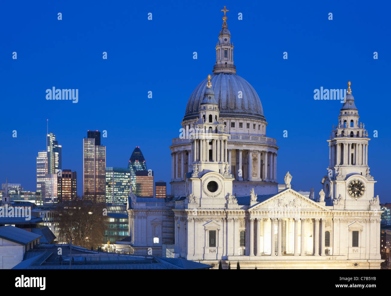 St. Pauls Cathedral und London Skyline bei Nacht; London; England Stockfoto