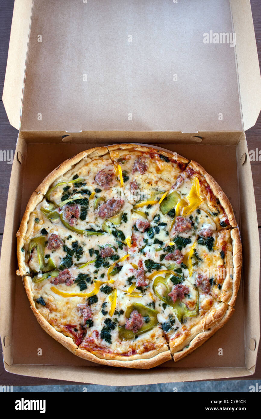 Eine frische hausgemachte Spezialität Pizza mit extra Belag heiß und frisch aus dem Ofen. Geringe Schärfentiefe. Stockfoto