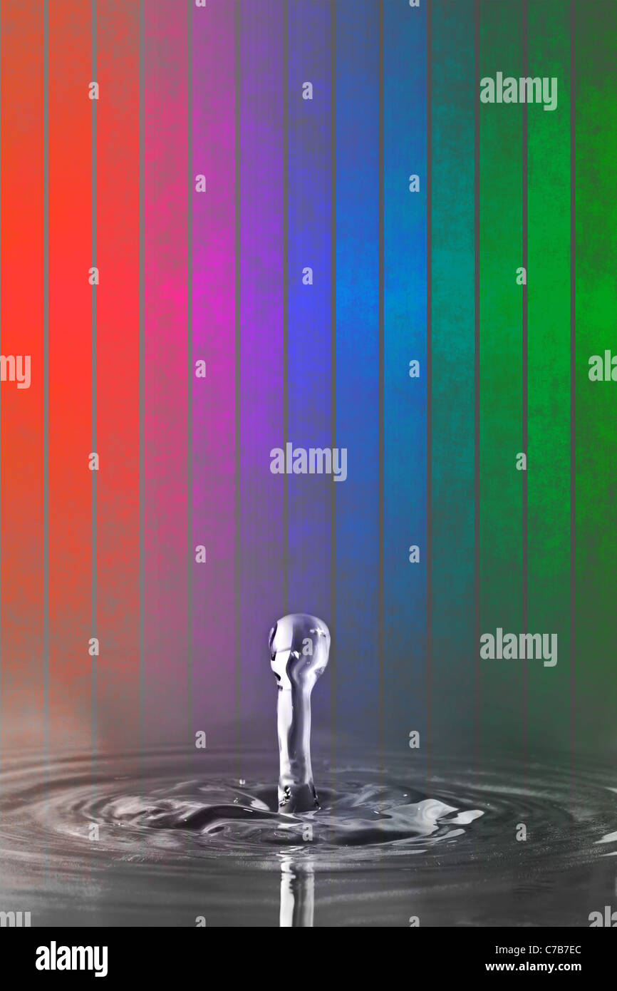 Abstrakte Wassertropfen mit einem bunten Regenbogen-Hintergrund. Stockfoto