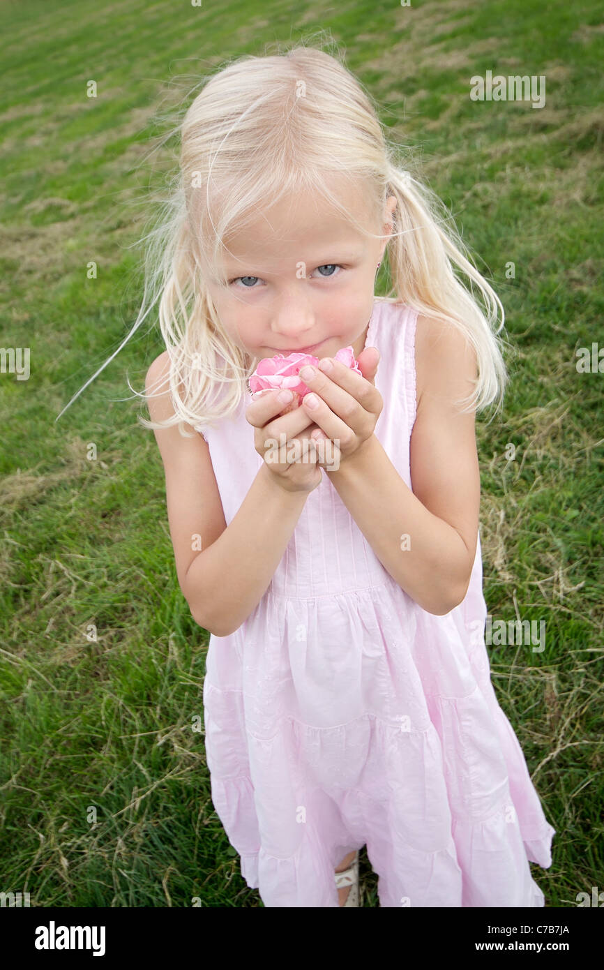 Kind Riecht Blumen Stockfotos und -bilder Kaufen - Alamy