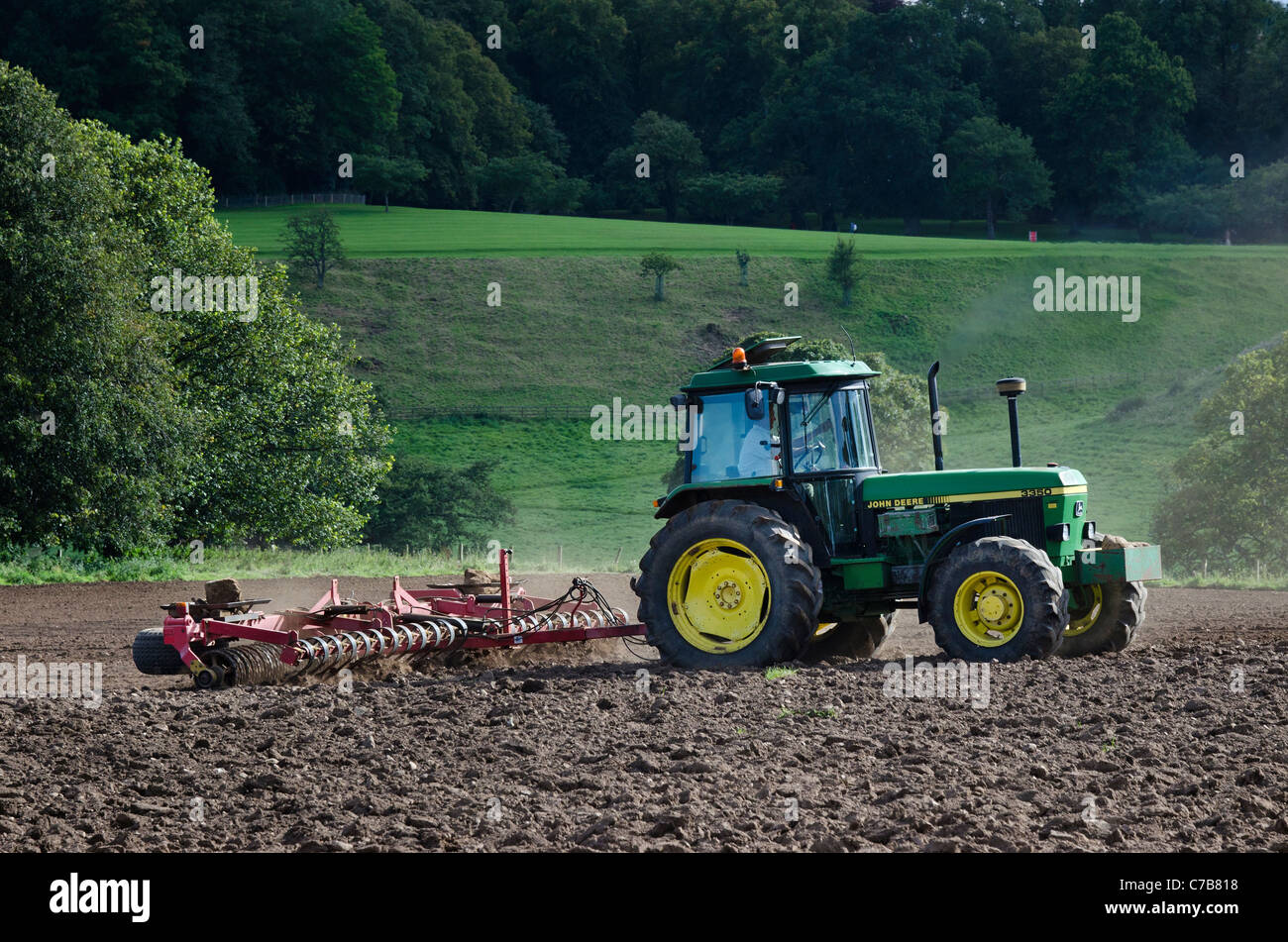 Traktor-Anbau ein Feld Stockfoto