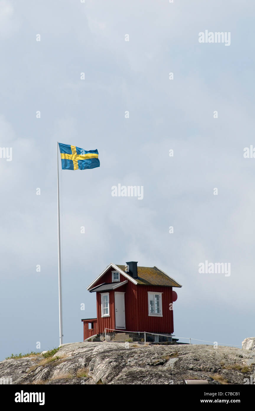 Archipel Inselgruppen Göteborg Göteborg roten Schwedenhaus kleine Hütte  Falun Farbe Flagge Schweden Sverige traditionelle fliegen die  Stockfotografie - Alamy