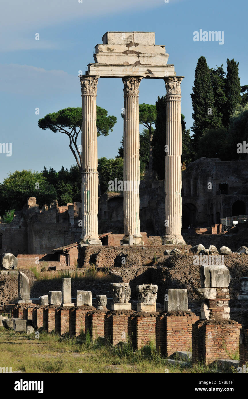 Rom. Italien. Tempel von Castor und Pollux (Tempio dei Dioscuri) und Reste von Basilica Giulia (Vordergrund), Forum Romanum. Stockfoto