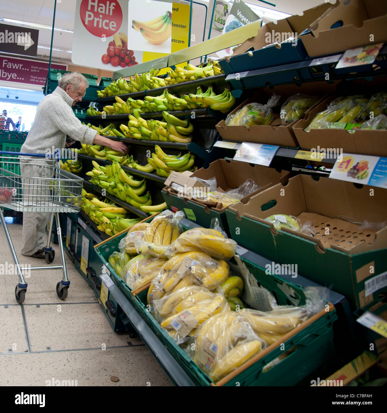 Ein Mann kauft Bananen in einem Tesco Supermarkt, UK Stockfoto