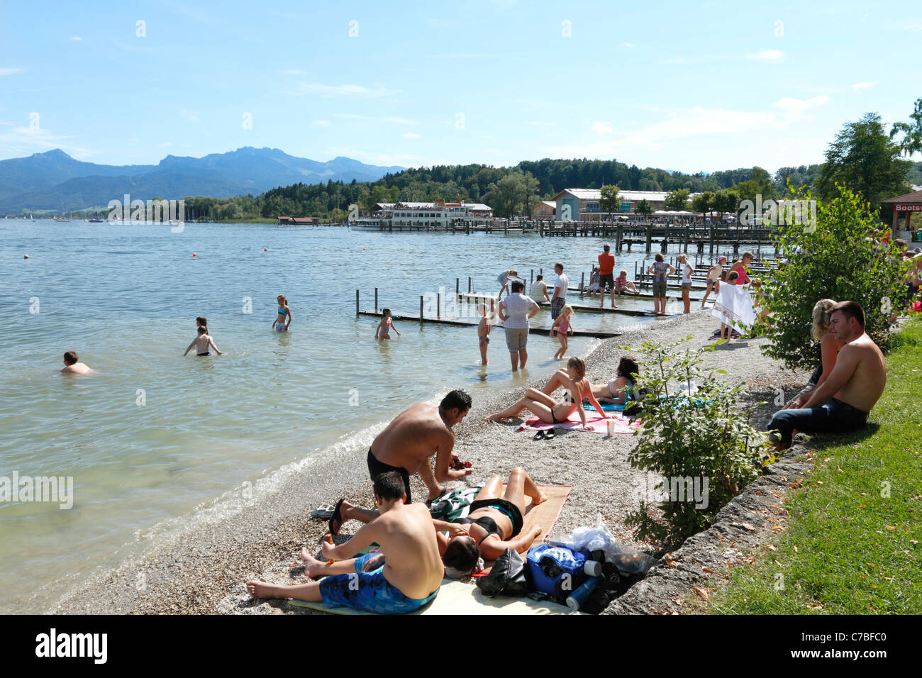 Menschen, die genießen Sommer an den Ufern des Sees Chiemsee, Prien Stock Chiemsee Chiemgau Upper Bavaria Germany Stockfoto