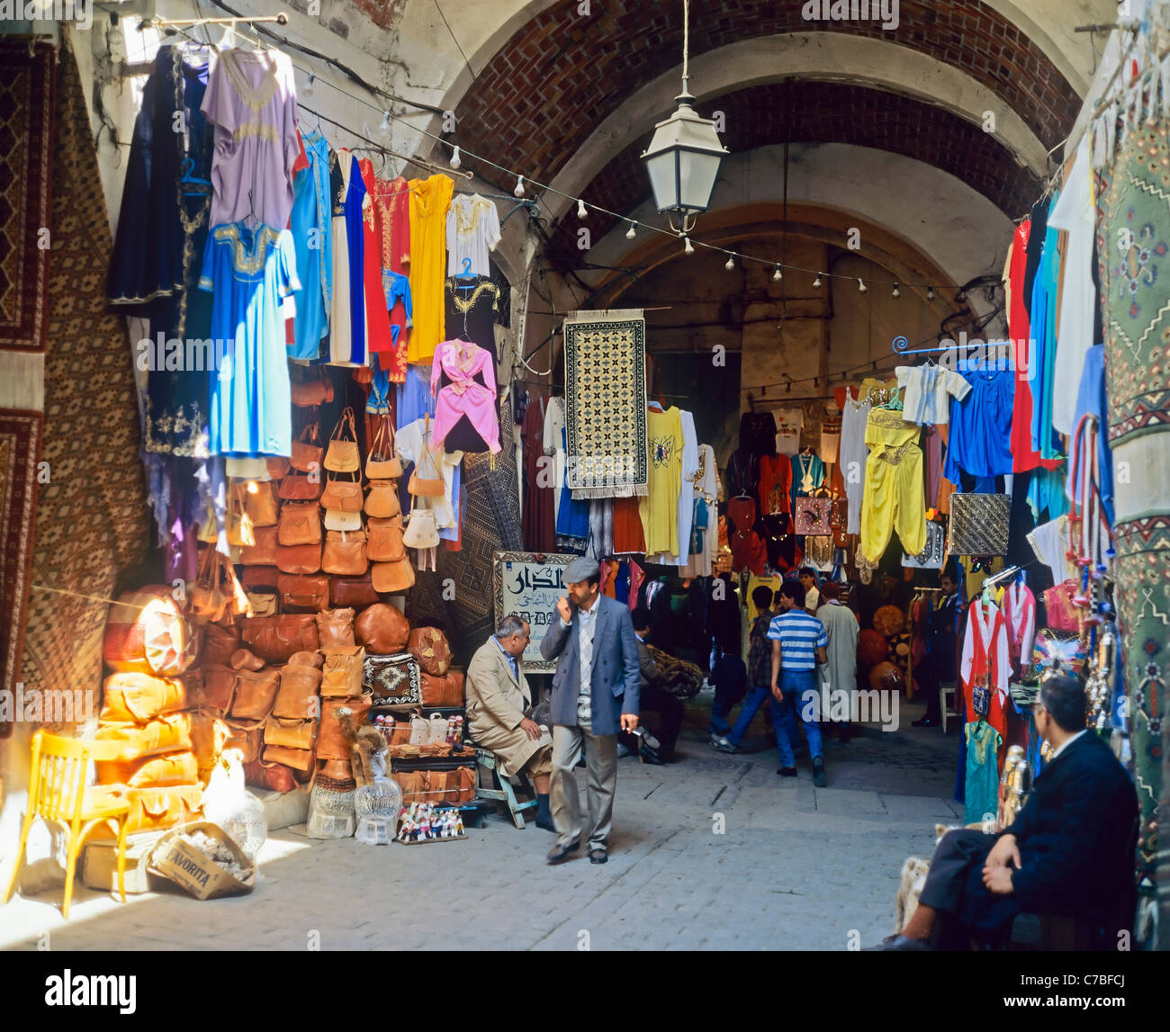 Tunis, Tunesien, Nordafrika, alten Medina, Leute einkaufen im Souk, Stockfoto