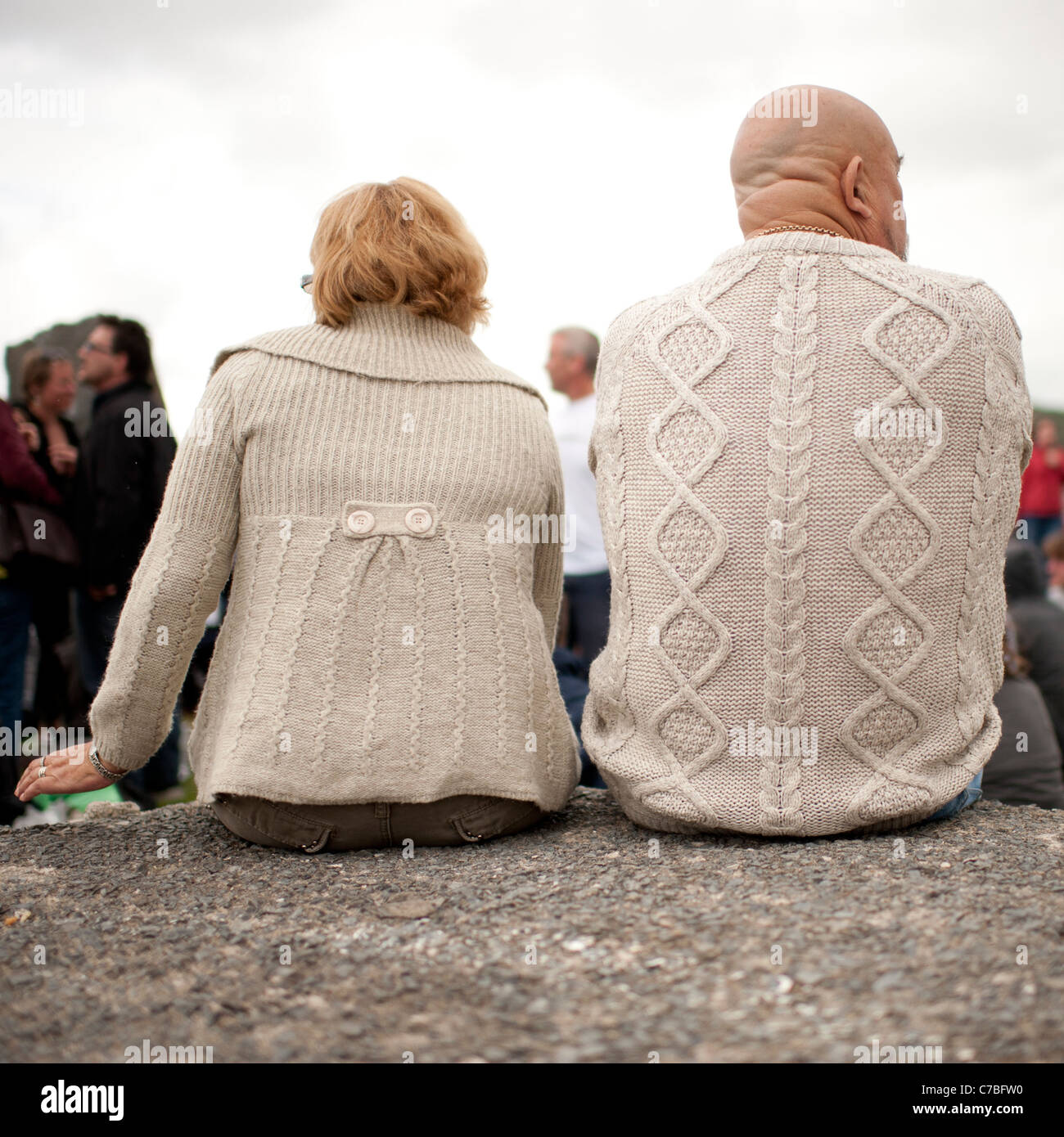 Rückseite Blick auf Mann und Frau tragen passende Beige Strickjacken Stockfoto