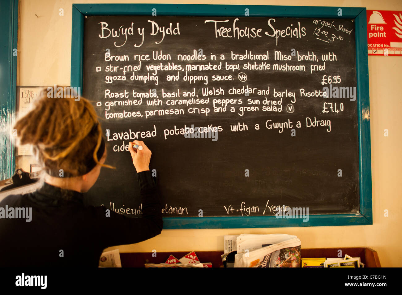 Schreiben die täglichen Specials Menü an die Tafel in The Treehouse Bio vegetarisches Café Restaurant, Aberystwyth Wales UK Stockfoto