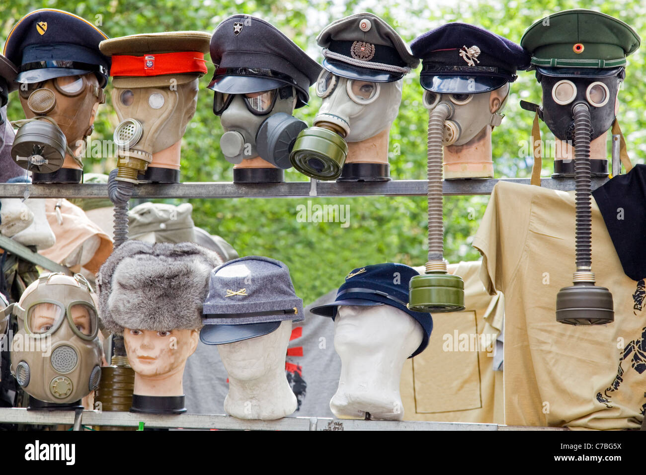 Satz von Gasmasken aus dem zweiten Weltkrieg Stockfoto