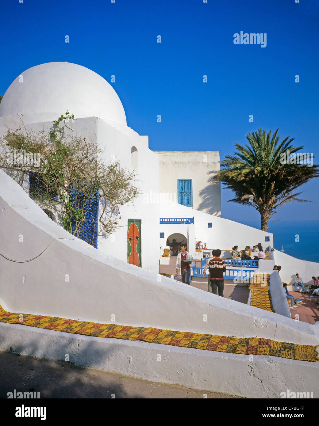 Sidi Bou Said, Tunesien, Nordafrika, Café Sidi Chabaane, Café des Délices, Leute auf der Terrasse, weiße Kuppel, Stockfoto