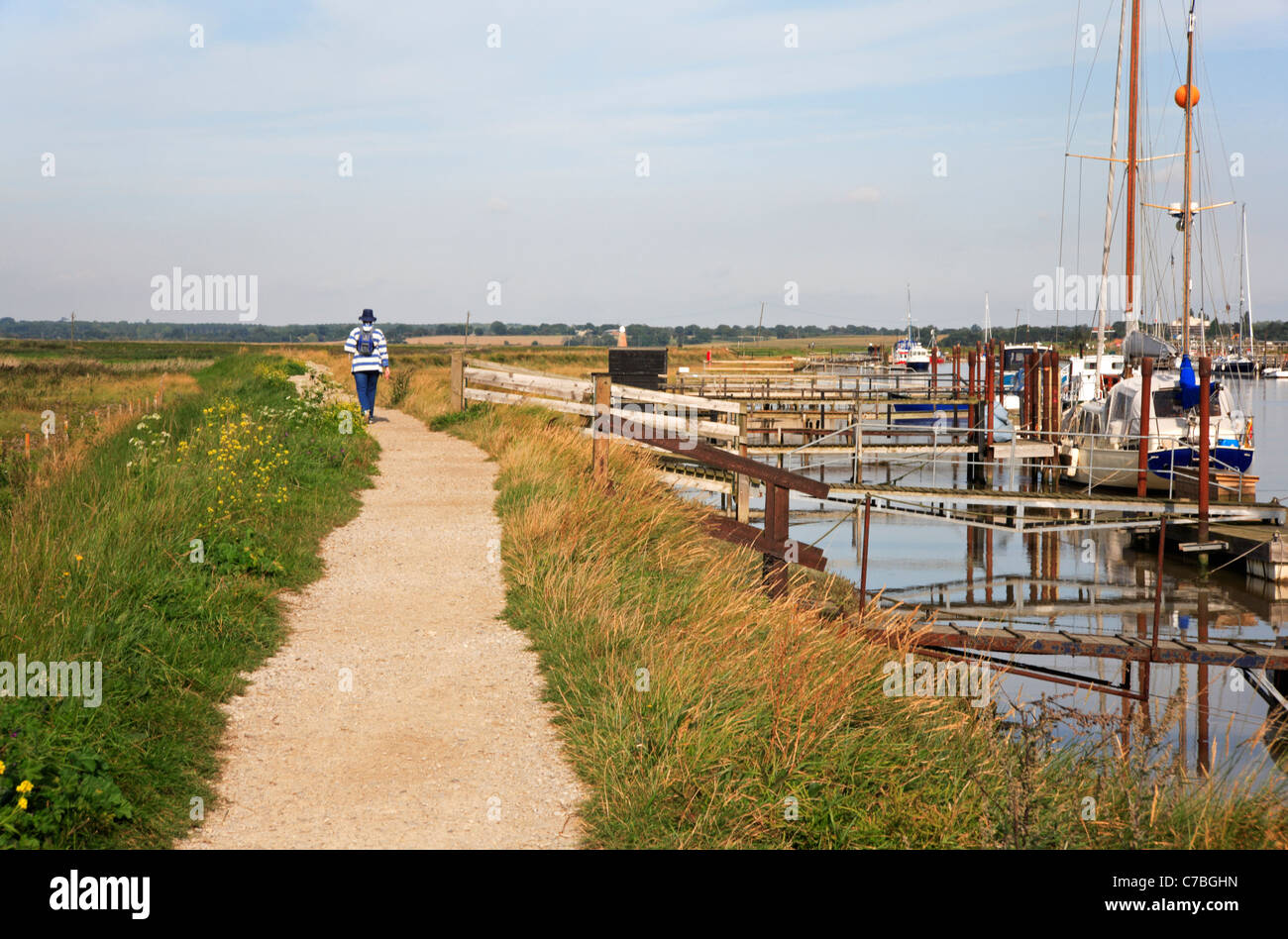 Küste von Suffolk und Heide Weg durch den Fluss Blyth in Walberswick, Suffolk, England, Vereinigtes Königreich. Stockfoto