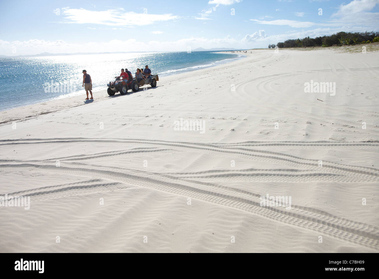 Quad-Bike mit Touristen und Gepäck auf Long Beach südlichen Great Keppel Island Great Barrier Reef Marine Park UNESCO Welt gen Stockfoto