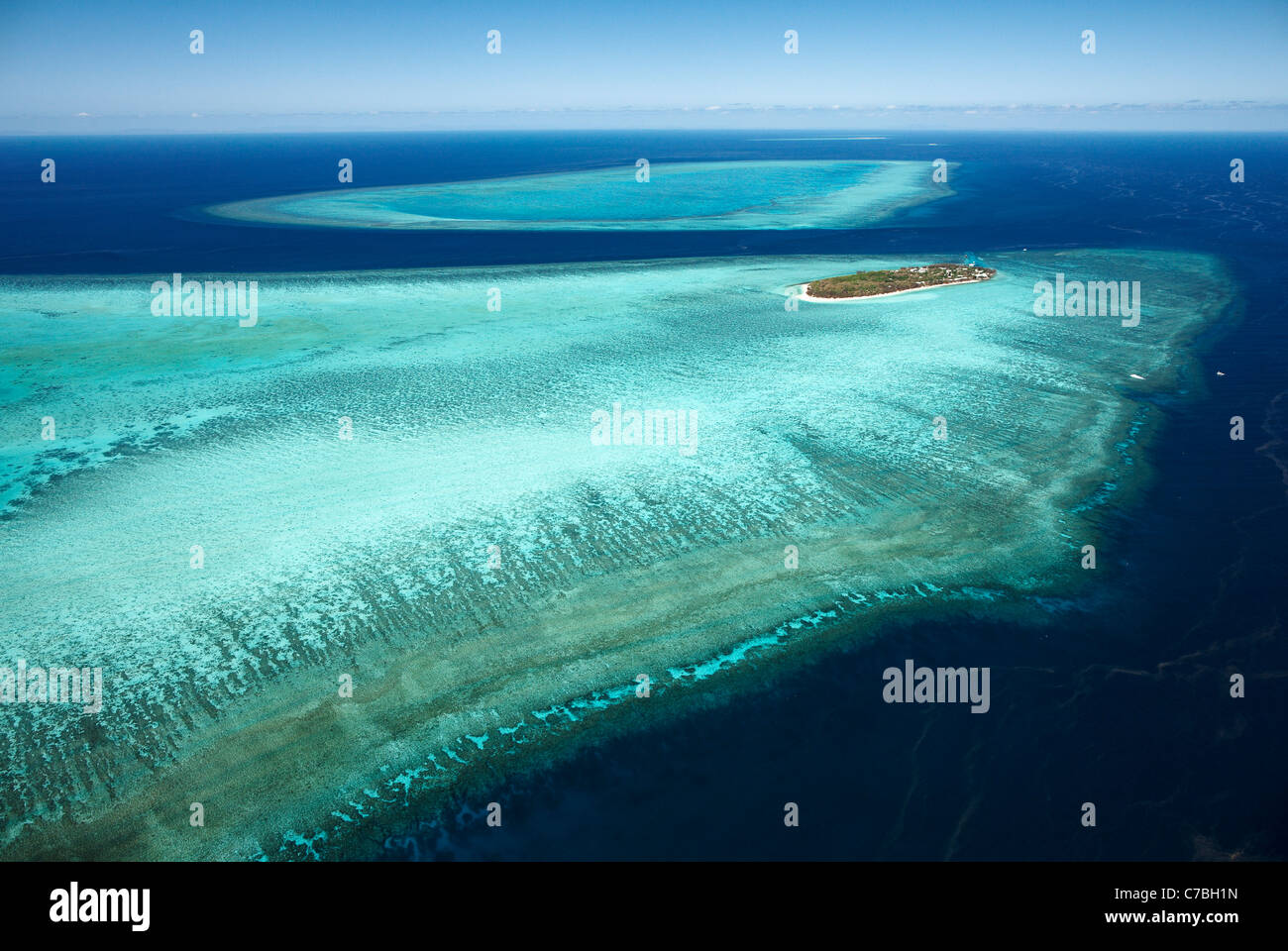 Heron Island mit Plattform-Riff von oben Schnüre von den Korallen Laichen Great Barrier Reef Marine Park zum UNESCO-Weltkulturerbe Stockfoto