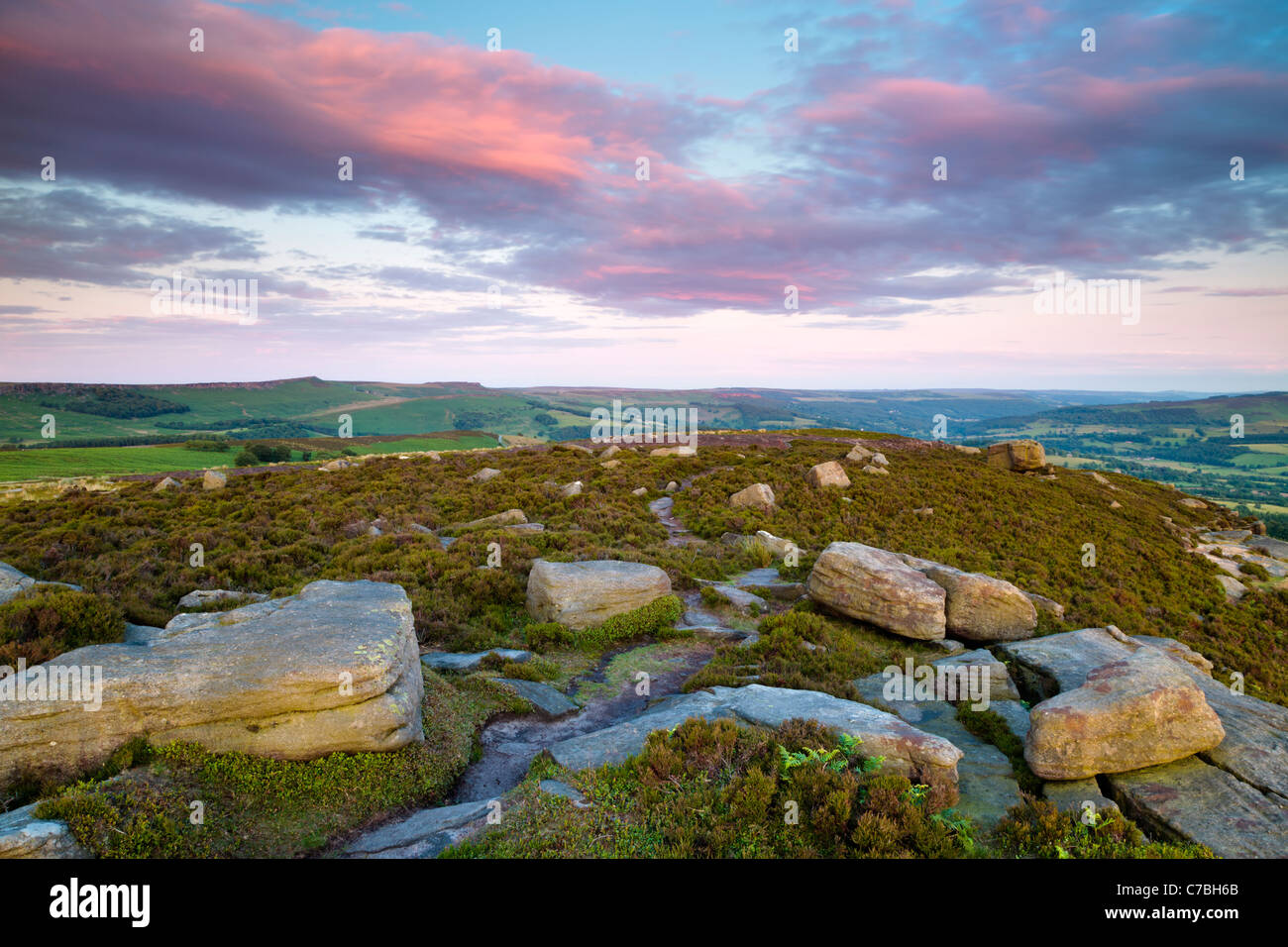 Frühling Sonnenuntergang über Gritstone Felsbrocken & Heidekraut, Bamford Edge, Peak District National Park, Derbyshire, England, UK Stockfoto