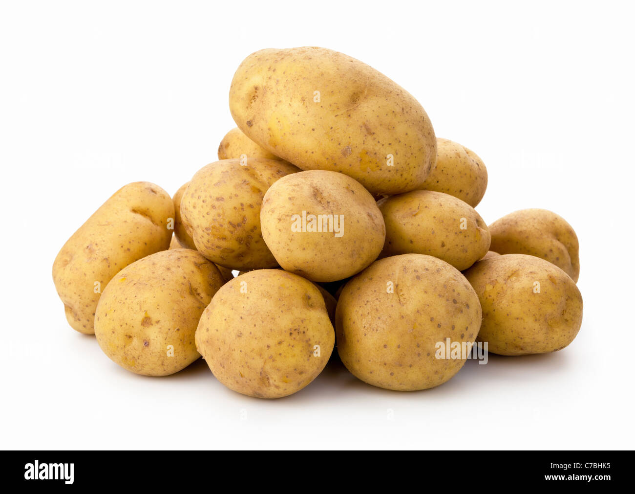 Haufen Kartoffeln isoliert auf weißem Hintergrund Stockfoto