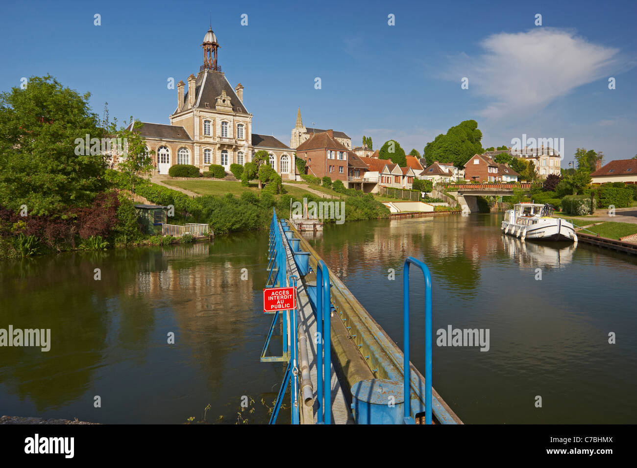 Das Dorf Long am Fluss Somme mit Rathaus und Hausboot, Abt. Somme, Picardie, Frankreich, Europa Stockfoto