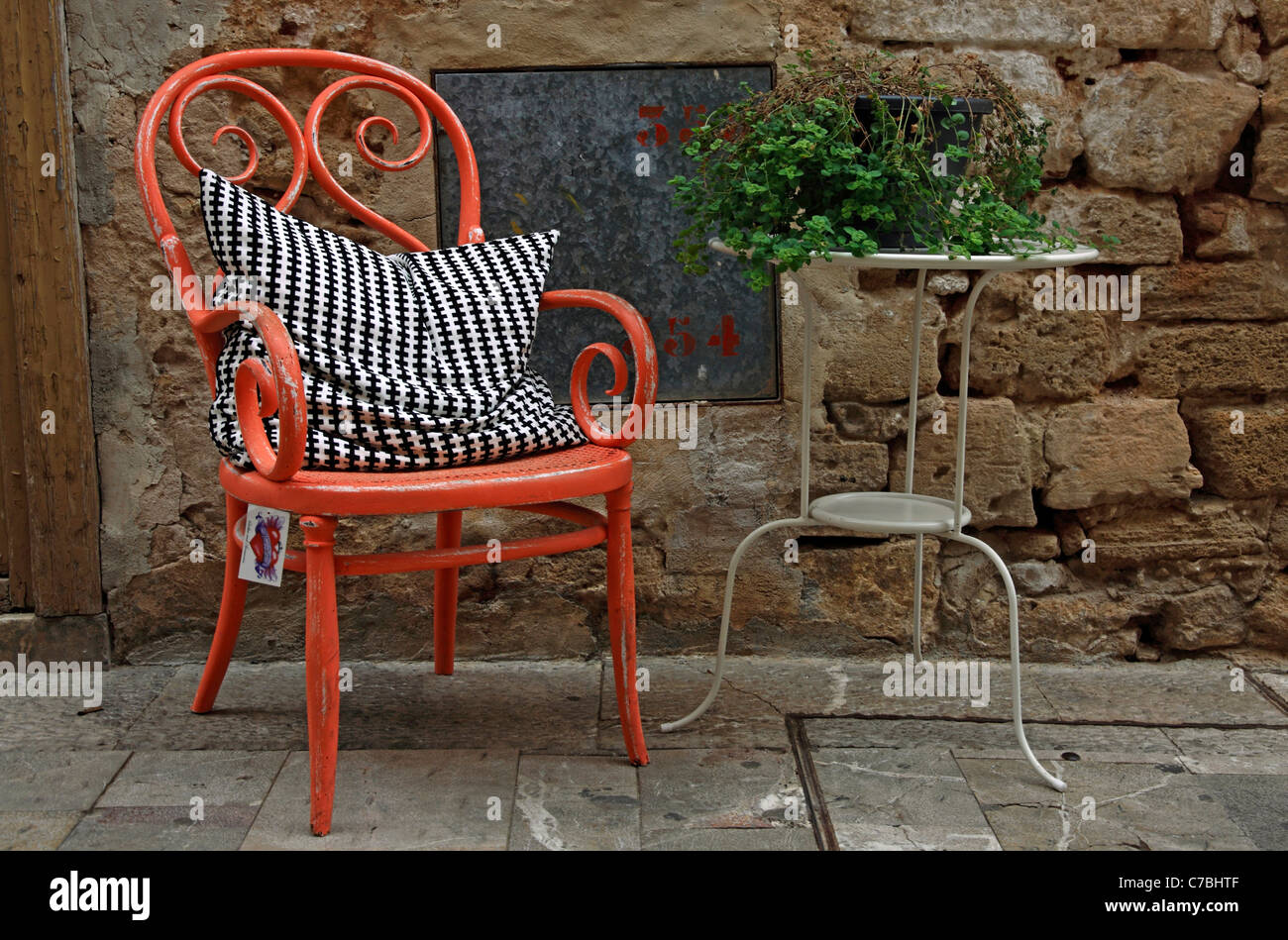 Pflaster von Stuhl und Tisch auf Anzeigen in Alcudia Altstadt Stockfoto