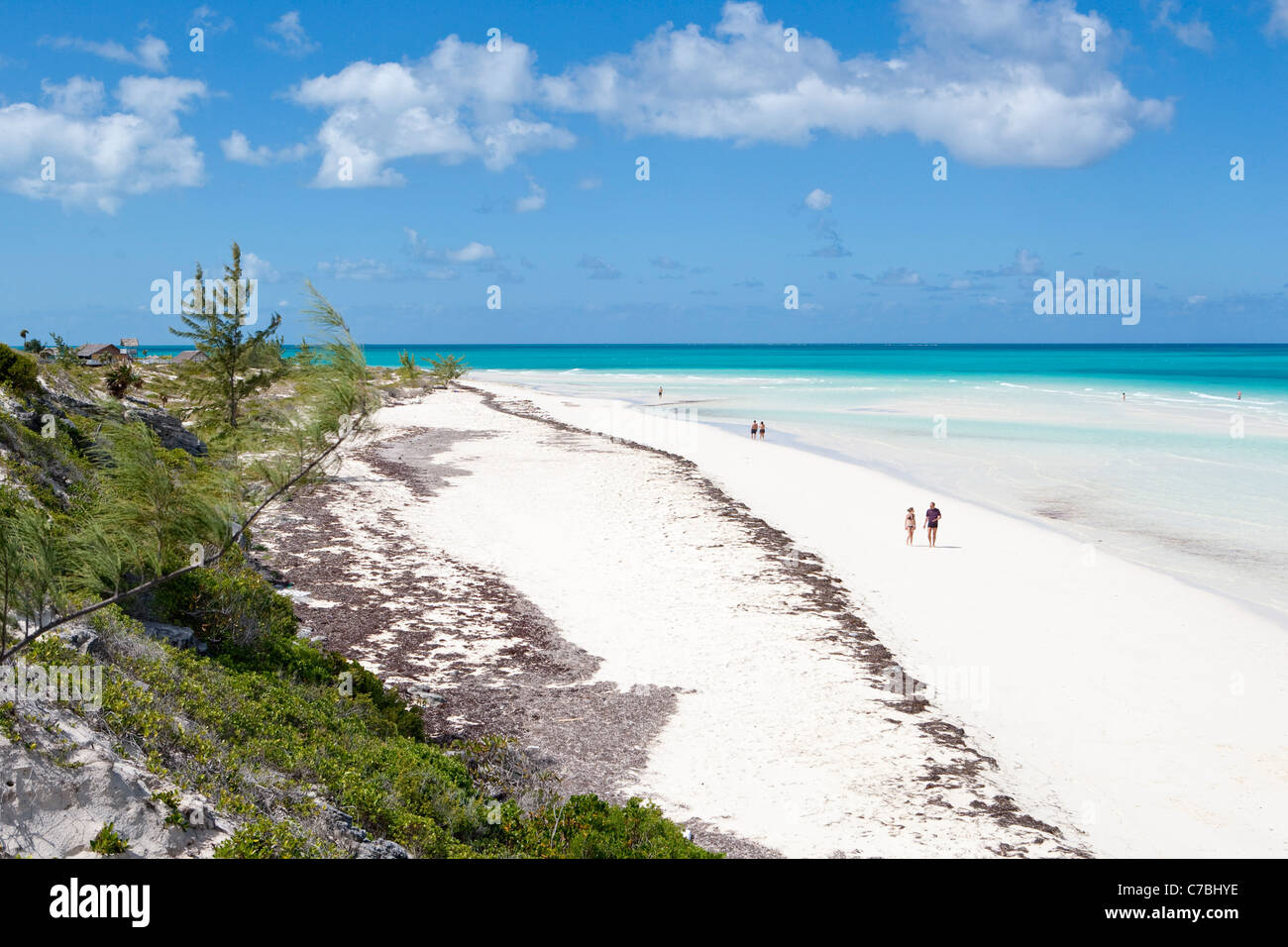 Menschen spazieren unberührten Playa Pilar Strand, Cayo Guillermo (Jardines del Rey), Ciego de Avila, Kuba Stockfoto