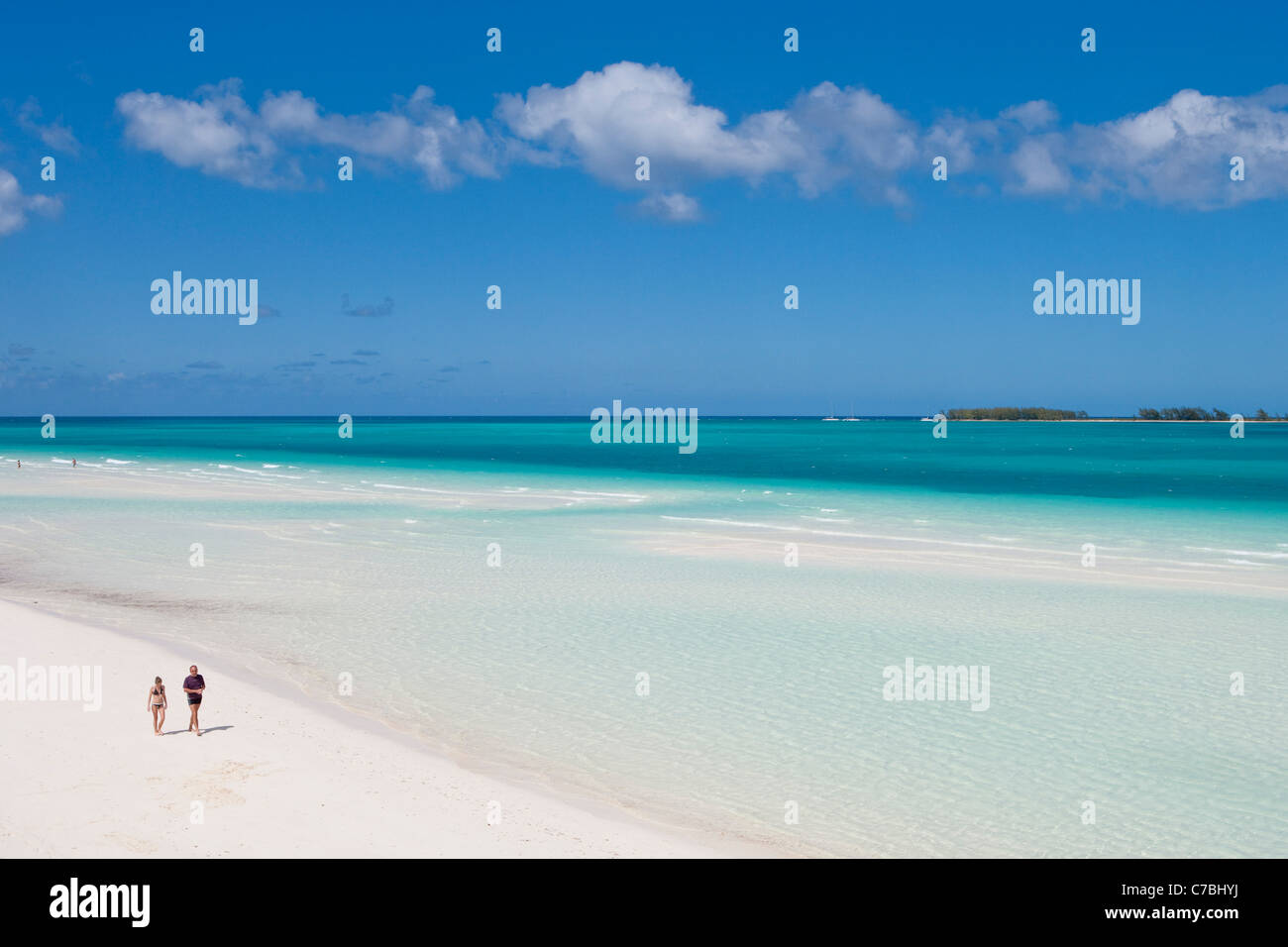 Menschen, die ein Spaziergang entlang der Playa Pilar Strand mit Cayo Media Luna in der Ferne Cayo Guillermo (Jardines del Rey) Ciego de Avila C Stockfoto