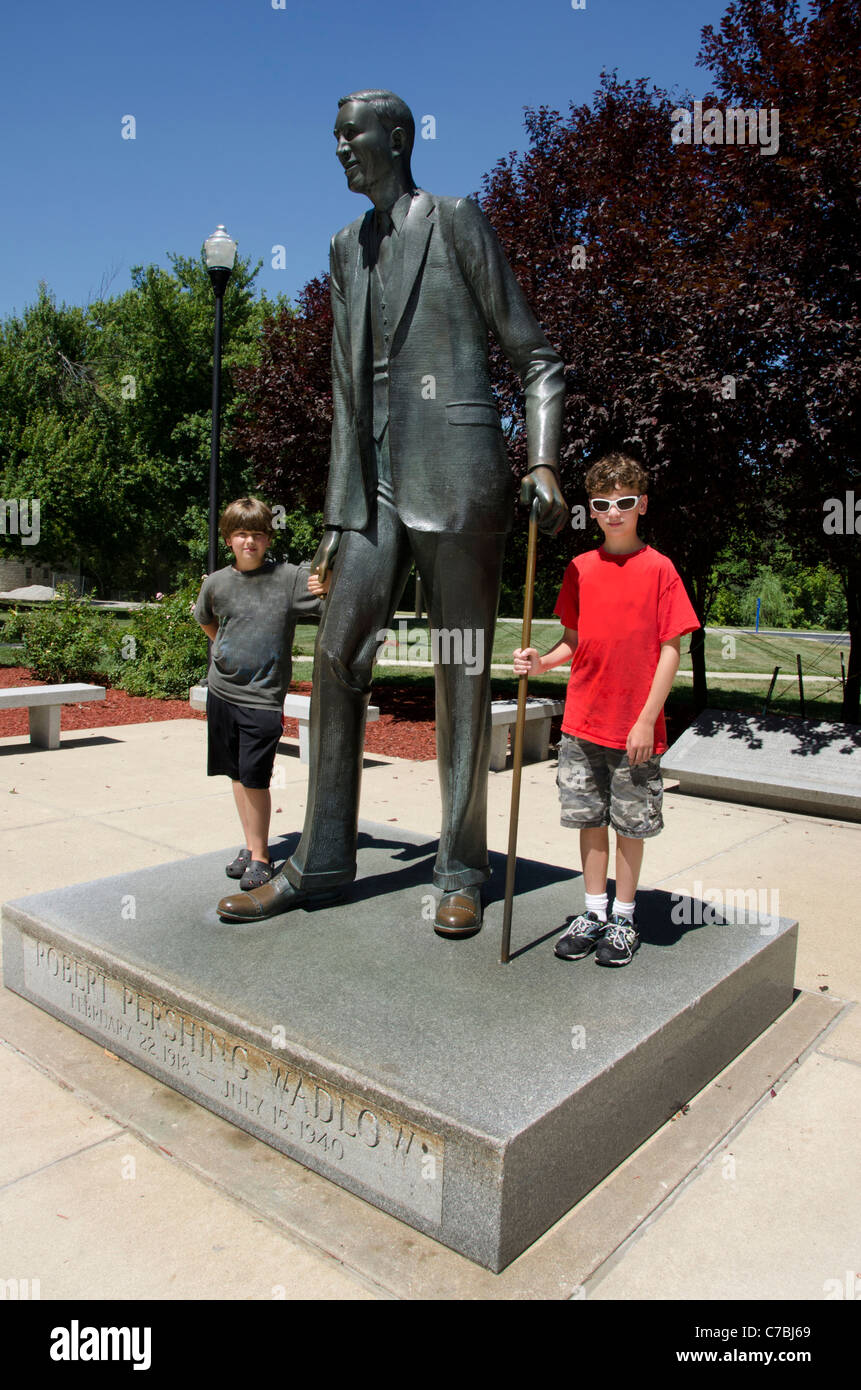 Jungen Hand in Hand der Statue von Robert Wardlaw, der größte Mann in der aufgezeichneten Geschichte in Alton, Illinois Stockfoto