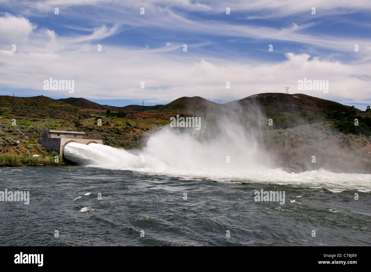 Überschüssiges Wasser weggetrieben von Lucky Peak Reservoir in der Boise River Stockfoto