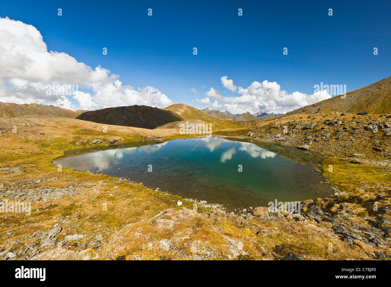 Reflektion der Wolken auf einem der drei April Bowl Bergseen am Summit Lake Recreation Standort Hatcher Pass in Alaska. Sommer. Stockfoto