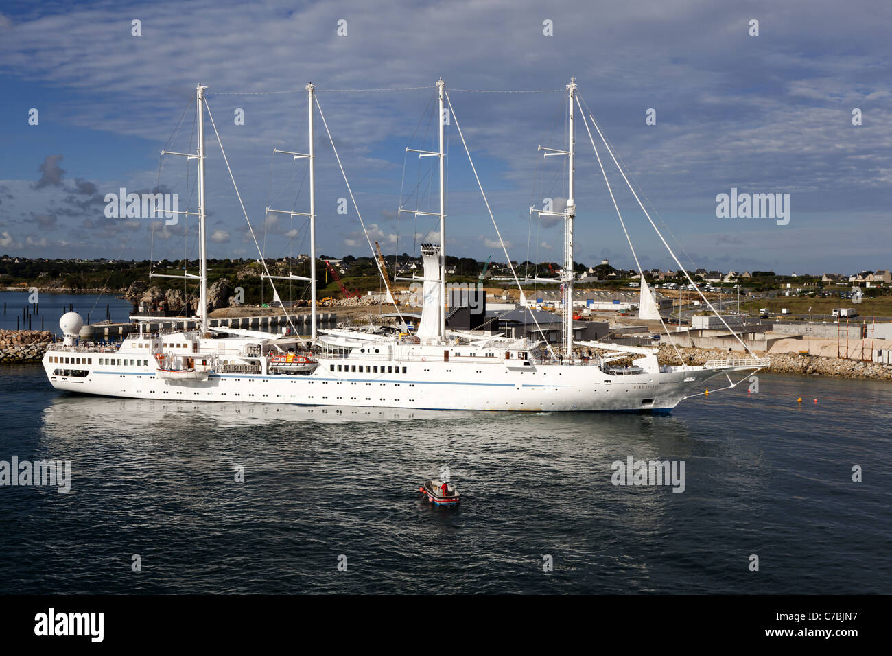 Windgeist, vier-Mast-Schoner der Windstar Cruise Line, Eingabe von Hafen von Roscoff, Frankreich Stockfoto
