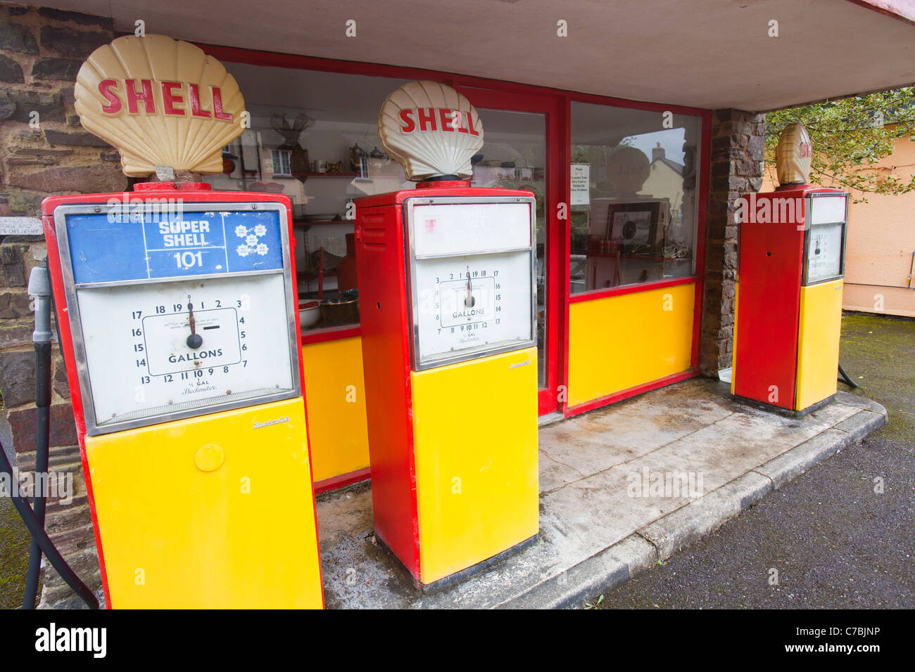 Alten Shell-Tankstellen in Withypool, Devon, UK. Stockfoto