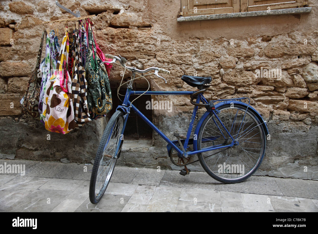 Taschen und Fahrrad außerhalb Alcudia - Mallorca Stockfoto