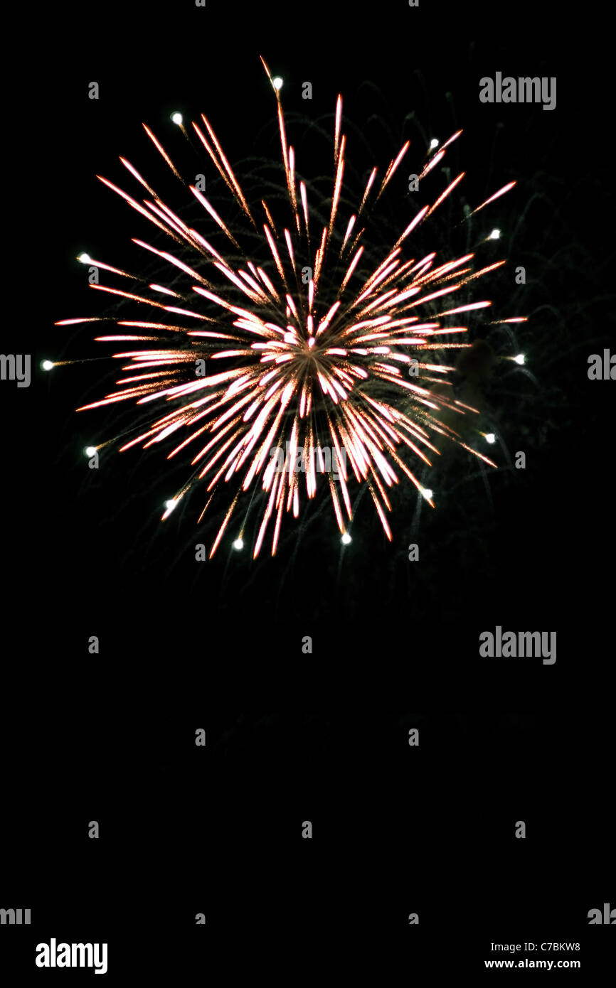 Schönen Feuerwerk explodiert in einem dunklen Nachthimmel. Es gibt viele Exemplar. Stockfoto