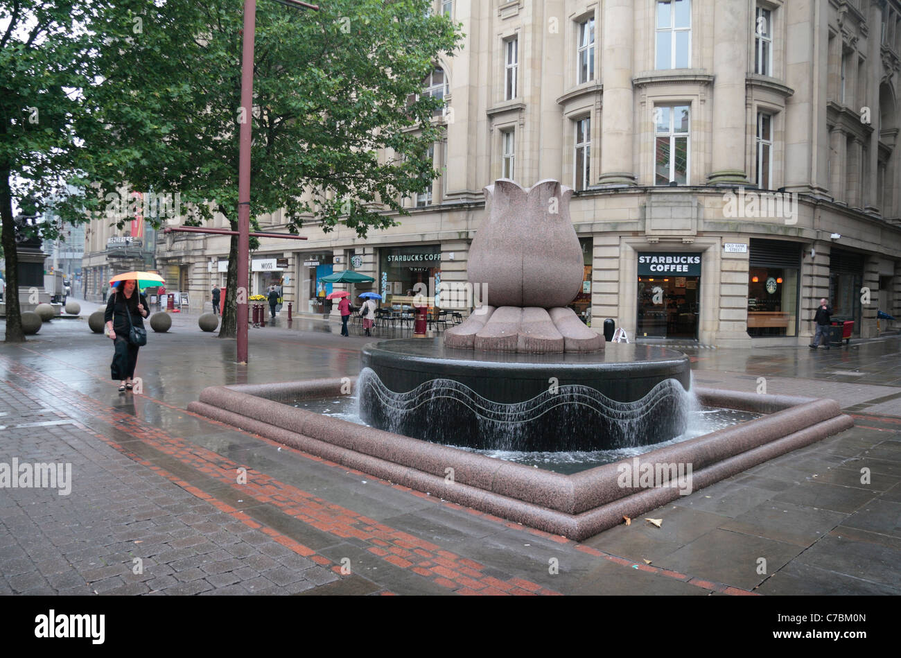 Gesamtansicht der Baumwolle-Bud-Brunnen in eine nasse St Ann's Square, Stadtzentrum von Manchester, UK. Stockfoto