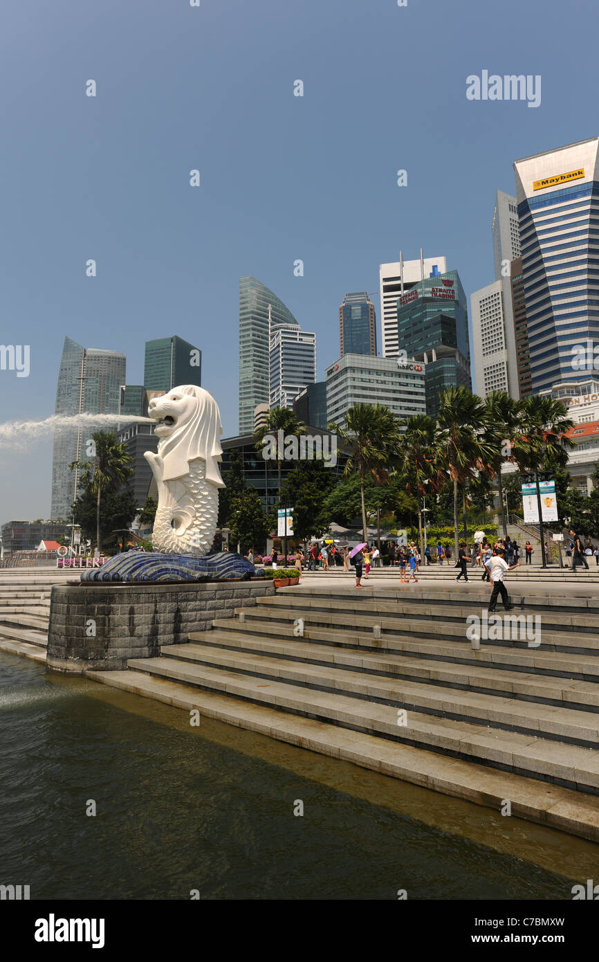 Skyline und Merlion von Merlion Park, Singapur Stockfoto