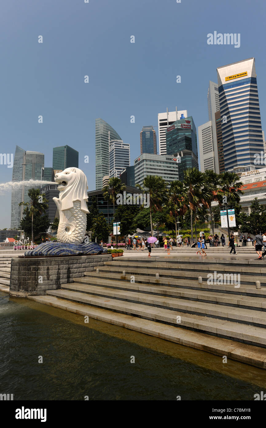 Skyline und Merlion von Merlion Park, Singapur Stockfoto