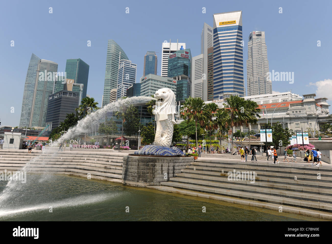 Skyline und Merlion von Merlion Park, Singapur Stockfoto