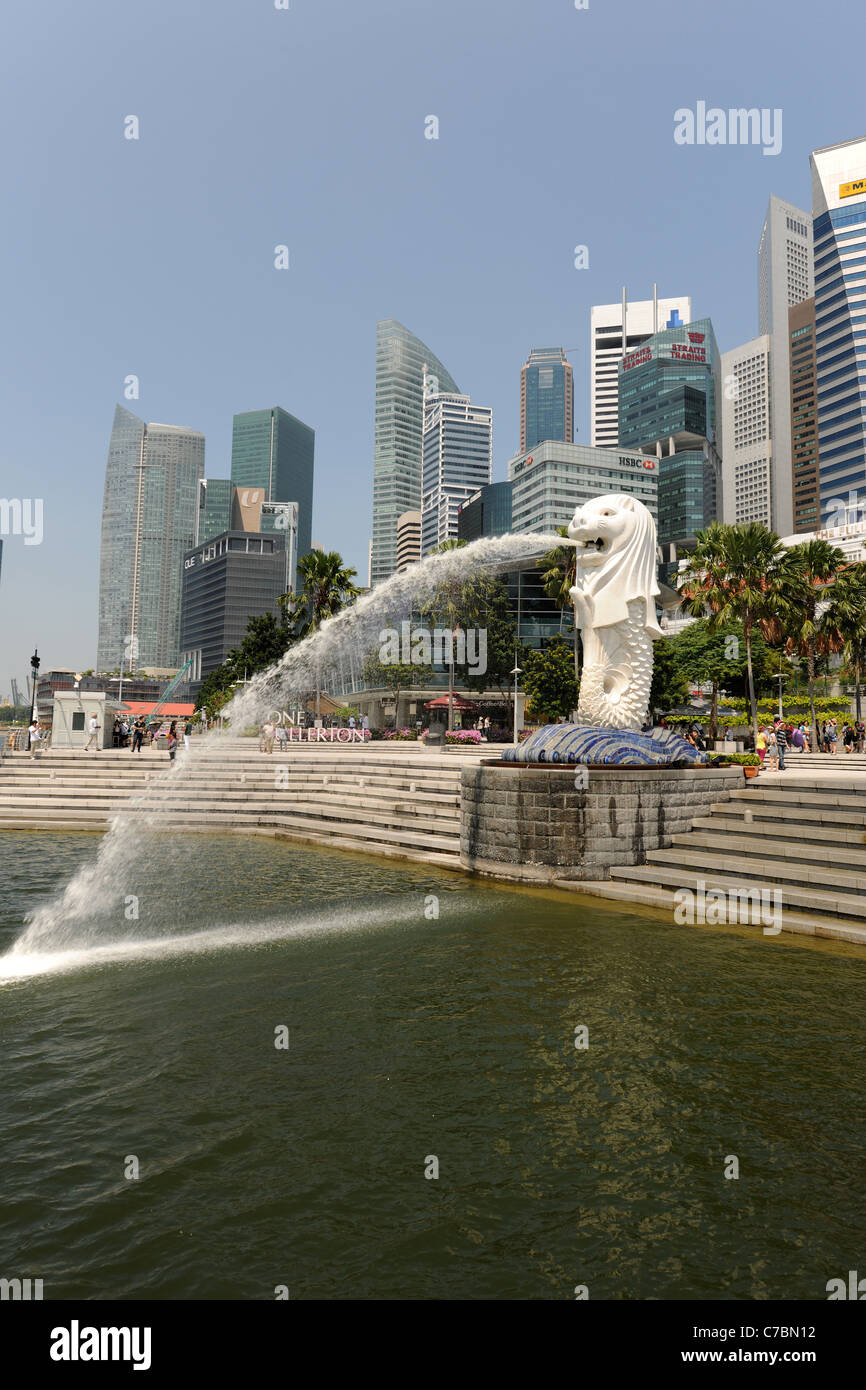 Skyline und Merlion von Merlion Park, Singapur Stockfoto