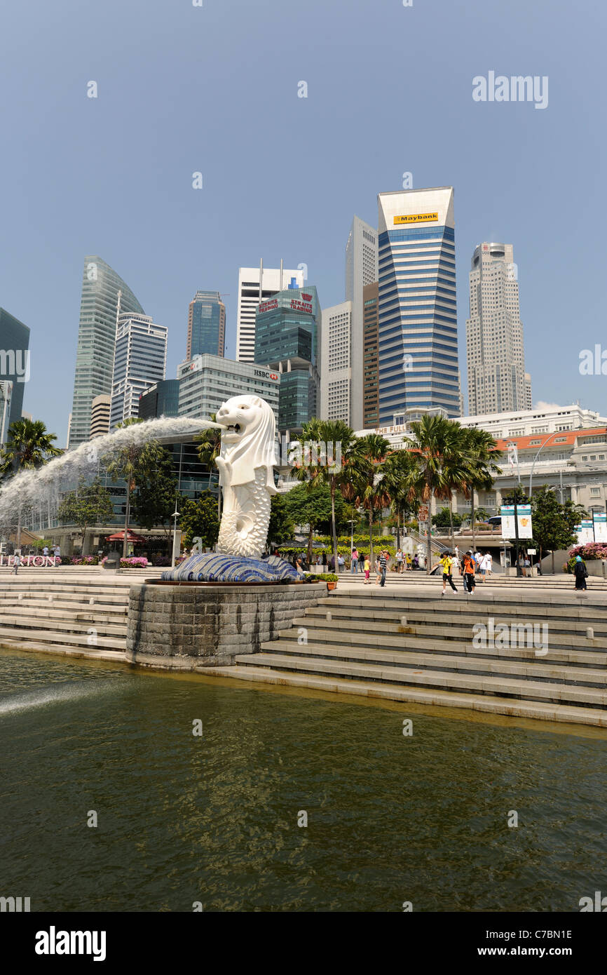 Skyline und Merlion von Merlion Park, Singapur Stockfoto
