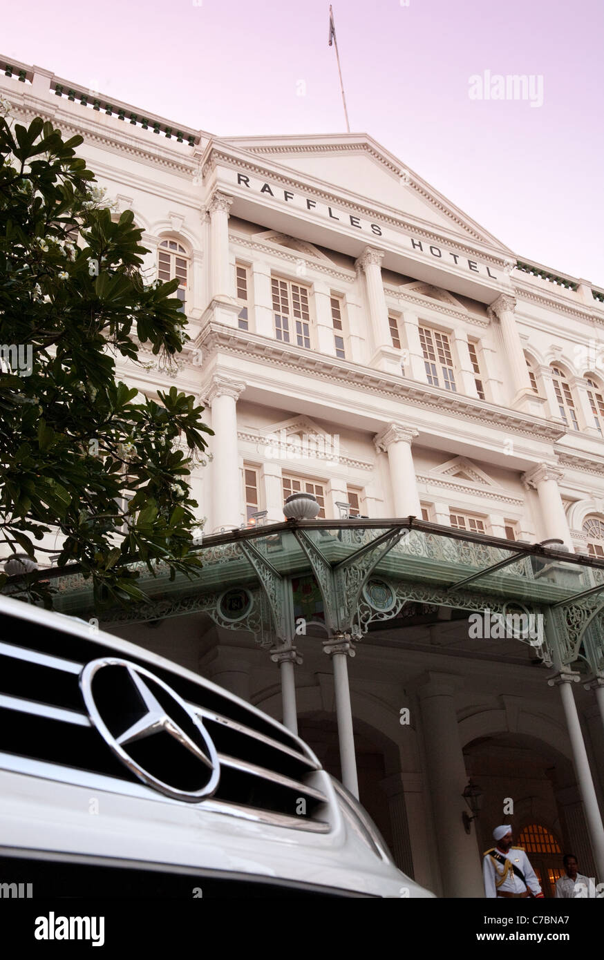 Mercedes benz parkt vor dem Luxushotel raffles, Singapur Asien. Luxus-Reise und Luxus-Lifestyle-Konzept. Stockfoto