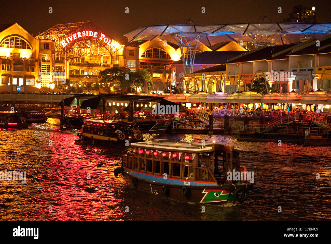 Boote und Restaurants am Abend, Clarke Quay Singapore River, Asien Stockfoto