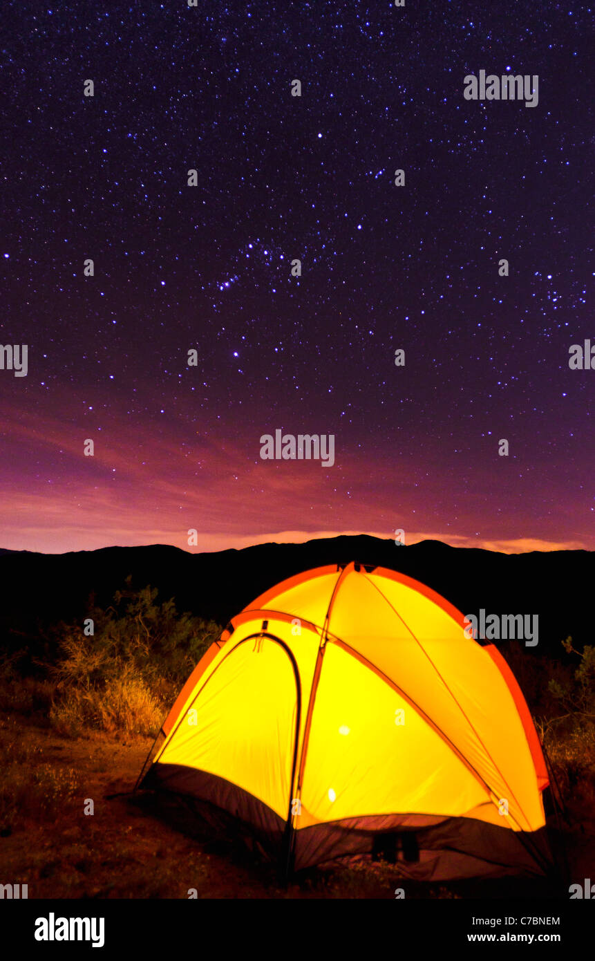 Gelbe Kuppelzelt Glühen unter den Milky Way, Anza-Borrego Desert State Park, Kalifornien USA Stockfoto