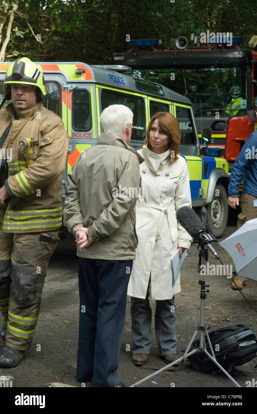 TV News Reporter Kay Burley Interviews während Gleision Colliery Bergleute Rettungsaktion in der Nähe von Cilybebyll, Pontardawe, South Wales, UK. Stockfoto